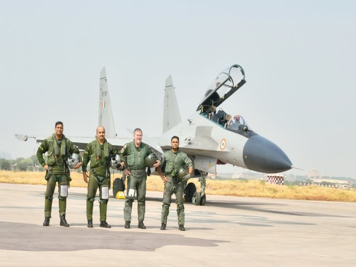 Garuda VII: फ्रांस के साथ सैन्य अभ्यास के दौरान भारतीय वायु सेना (IAF) के चीफ मार्शल वीआर चौधरी ने राफेल लड़ाकू जेट में उड़ान भरी. देखें तस्वीरें.