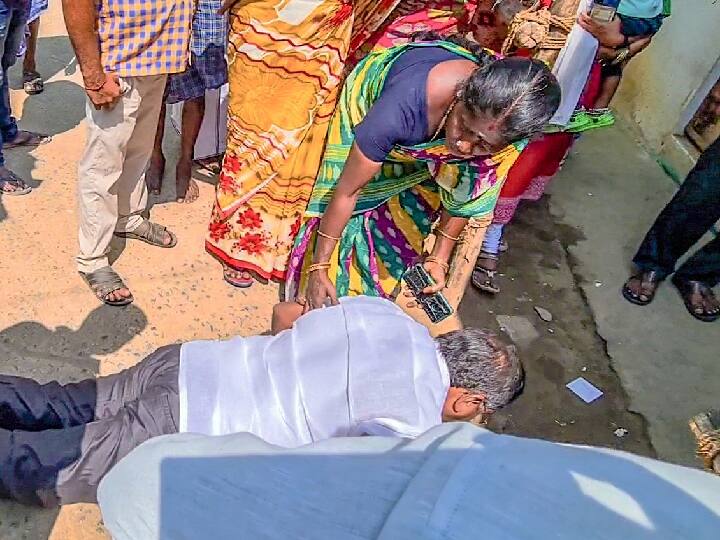 The MLA fell at the feet of the employees, insisting on shifting the Tasmac shop. டாஸ்மாக் கடையை திறக்காதீங்க...! ஊழியர்களின் காலில் விழுந்த எம்.எல்.ஏ!