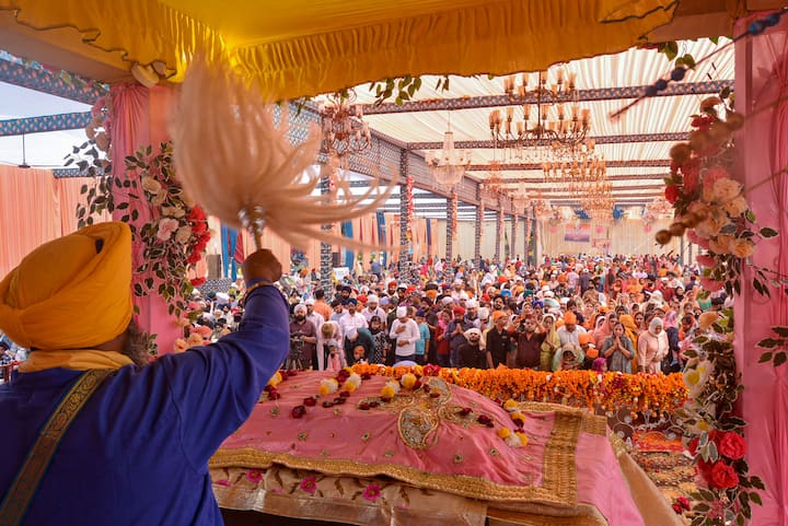 Guru Nanak Jayanti: सिख धर्म के संस्थापक गुरु नानक देव के 553वें प्रकाशपर्व के मौके पर मंगलवार (8 नवंबर) को पंजाब, हरियाणा, चंडीगढ़ और कानपुर सहित के गुरुद्वारों में बड़ी संख्या में श्रद्धालु उमड़े.