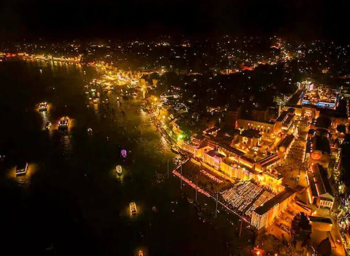 કાશી ઉપરાંત મથુરા અને હરિદ્વારમાં પણ દેવ દિવાળીનો ભવ્ય નજારો જોવા મળ્યો હતો. મથુરામાં ભક્તોએ લગભગ પાંચ લાખ દીવા પ્રગટાવ્યા.