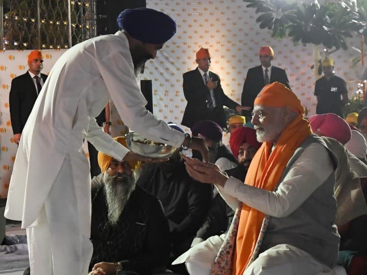 इस साल गुरु नानक जयंती 8 नवंबर यानी आज को मनाई जा रही है. इस मौके पर प्रधानमंत्री नरेंद्र मोदी (Narendra Modi) ने गुरु नानक देव की 553वीं जयंती पर देशवासियों को शुभकामनाएं दी. उन्होंने कहा,