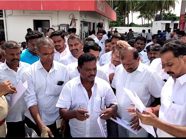 ஊராட்சி கவுன்சிலர்களை மிரட்டி பணிய வைக்க ஆளும் கட்சி முயற்சி - எம்.ஆர்.விஜயபாஸ்கர் குற்றச்சாட்டு