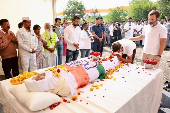 भारत जोडोच्या कॅम्पमध्ये खा. राहुल गांधी यांच्यासह भारतयात्री व शेकडो काँग्रेस कार्यकर्त्यांनी त्यांना श्रद्धांजली अर्पण केली.