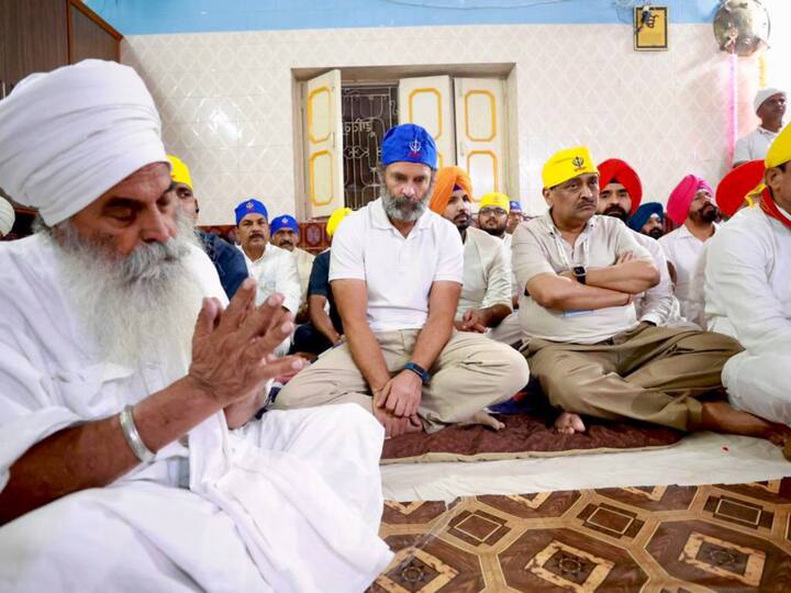 He sat on the floor with other devotees during his visit. (Image Source: Twitter | @RahulGandhi)