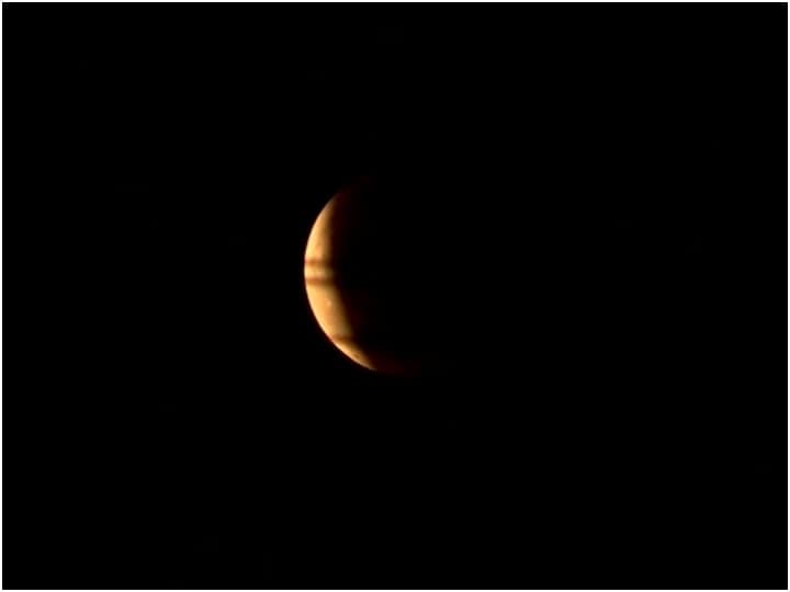 भारतीय समयानुसार चंद्र ग्रहण की टाइमिंग शाम 5:32 बजे से 6:18 बजे तक रही. भारत से देखा जा सकने वाला अगला पूर्ण चंद्र ग्रहण 7 सितंबर, 2025 को होगा. हालांकि अक्टूबर 2023 में, भारत से एक छोटा आंशिक ग्रहण देखा जाएगा. साल के अंतिम चंद्र ग्रहण की ये तस्वीर असम के गुवाहाटी की है. (Photo Source- ANI)