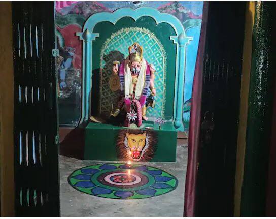 ਚੰਦਰ ਗ੍ਰਹਿਣ ਦੇ ਖਤਮ ਹੁੰਦੇ ਹੀ ਸੂਤਕ ਵੀ ਖਤਮ ਹੋ ਜਾਂਦਾ ਹੈ। ਗ੍ਰਹਿਣ ਖਤਮ ਹੋਣ ਤੋਂ ਬਾਅਦ ਲੋਕਾਂ ਨੂੰ ਇਸ਼ਨਾਨ ਕਰਨਾ ਚਾਹੀਦਾ ਹੈ, ਅਜਿਹਾ ਮੰਨਿਆ ਜਾਂਦਾ ਹੈ ਕਿ ਗ੍ਰਹਿਣ ਨਹੀਂ ਹੋਵੇਗਾ। ਇਸ ਤੋਂ ਬਾਅਦ ਘਰ ਦੇ ਹਰ ਕੋਨੇ 'ਚ ਗੰਗਾਜਲ ਦਾ ਛਿੜਕਾਅ ਕਰੋ।