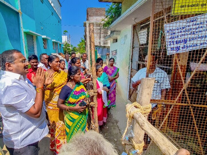 டாஸ்மாக் கடையை திறக்காதீங்க...! ஊழியர்களின் காலில் விழுந்த எம்.எல்.ஏ!