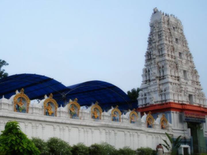 The Dharampuri Lakhsmi Narasimha Swamy temple of Telangana closed at 6 am. On Wednesday at 6 pm, the temple will reopen.. (Image Source: Telangana Tourism)