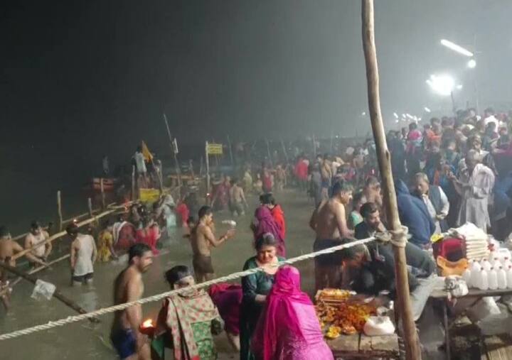 હરિદ્વારમાં કડકડતી ઠંડીમાં વહેલી સવારે શ્રદ્ધાળુઓએ આસ્થાની ડૂબકી લગાવી હતી.