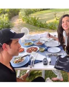 Hrithik-Saba Pics: लेडी लव के साथ दिखा ऋतिक रोशन का मस्तीभरा अंदाज, क्यूट केमिस्ट्री जीत लेगी आपका भी दिल