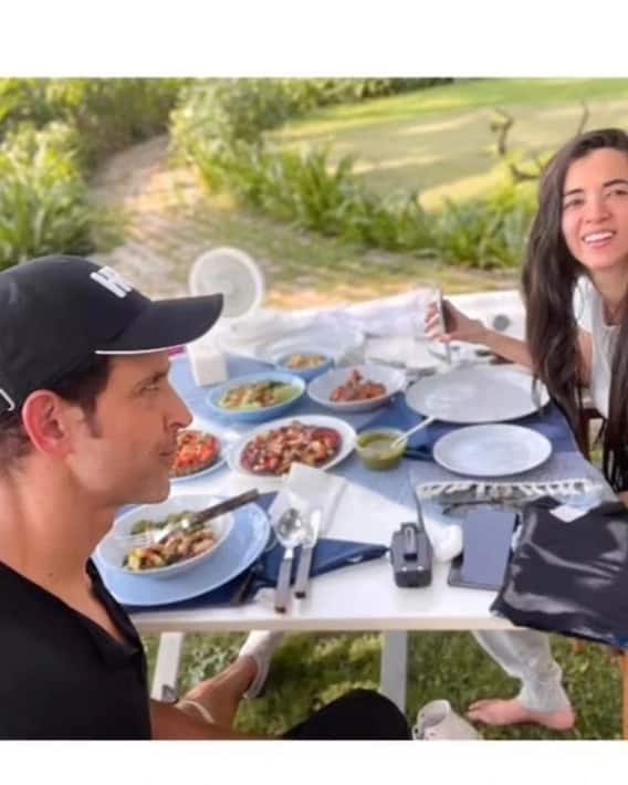 Hrithik-Saba Pics: लेडी लव के साथ दिखा ऋतिक रोशन का मस्तीभरा अंदाज, क्यूट केमिस्ट्री जीत लेगी आपका भी दिल