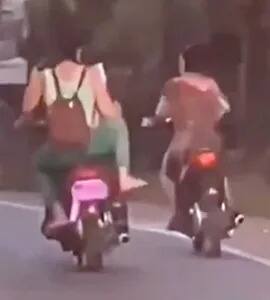 girl falls while trying to kick a bike rider video viral Funny Video: ਦੂਜੇ ਨੂੰ ਸੁੱਟਣ ਦੀ ਕੋਸ਼ਿਸ਼ 'ਚ ਚੱਲਦੀ ਬਾਈਕ ਤੋਂ ਡਿੱਗੀ 'ਪਾਪਾ ਦੀ ਪਰੀ', ਝੱਟ ਮਿਲਿਆ 'ਕਰਮਾਂ ਦਾ ਫਲ'