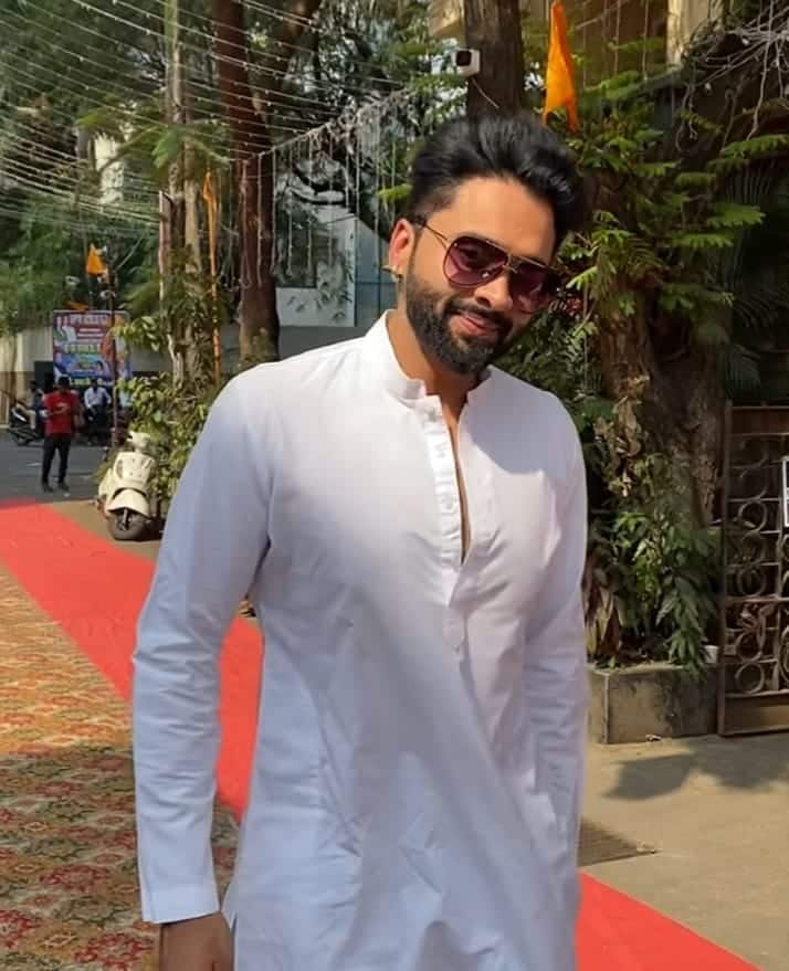 इस दौरान दोनों बेहद सिंपल लुक में नजर आए. जैकी ने व्हाइट कुर्ता और ब्लू जींस कैरी की थी.