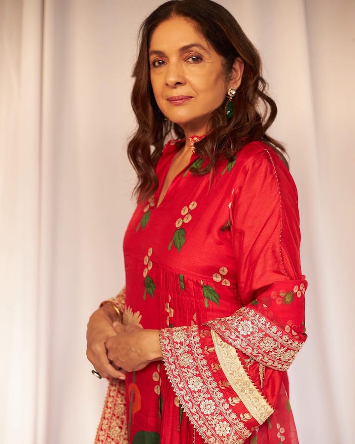 याद दिला दें कि नीना गुप्ता किसी जमाने में क्रिकेटर विवियन रिचर्ड के साथ रिलेशनशिप में थीं और शादी से पहले ही वह मां बन गई थीं.