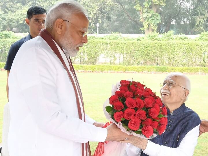 PM Modi wish Lal Krishna Advani on 95th Birthday longest serving president of party Lal Krishna Advani @95: गुलदस्ता लेकर बधाई देने पहुंचे पीएम मोदी, आडवाणी ने हाथ जोड़कर किया अभिनंदन, Video में मुस्कुराते नजर आए