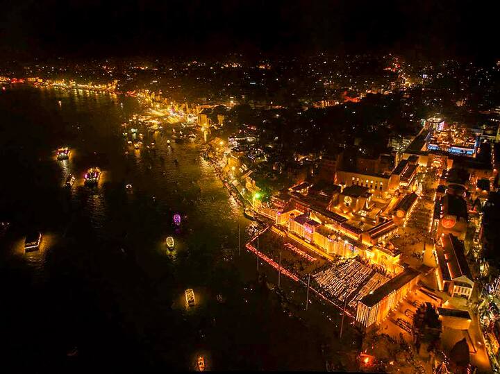 काशी के अलावा मथुरा और हरिद्वार में भी देव दीपावली का भव्य नजारा देखने को मिला. मथुरा में श्रद्धालुओं ने करीब पांच लाख दीप जलाए.