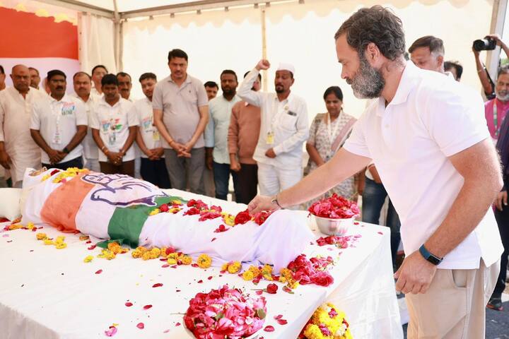 कृष्णकुमार पांडे हे काँग्रेसचे निष्ठावान कार्यकर्ते होते आणि जीवनाच्या अखेरच्या श्वासापर्यंत ते काँग्रेसचे पाईक राहिले.  काँग्रेस कार्यकर्त्यांमध्ये ते के. के. पांडे नावाने प्रसिद्ध होते, त्यांनी महाराष्ट्र सेवादलाचे अध्यक्षपदही भूषवले आहे.