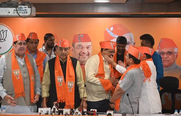 કોંગ્રેસમાંથી રાજીનામું આપ્યા બાદ મોહનસિંહ રાઠવા ભાજપમાં જોડાયા હતા. મોહનસિંહ રાઠવાના પુત્ર રાજુ રાઠવા પણ ભાજપમાં જોડાયા હતા. ભાજપના દિગ્ગજ નેતાઓ પ્રદીપ પરમાર, દિલીપ સંઘાણી સહિતના નેતાઓ હાજર રહ્યા હતા.
