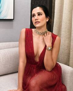 sonnalli seygall: સોનાલી સહેગલે રેડ કલરના ડ્રેસમાં શેર કરી હોટ તસવીરો, જુઓ બોલ્ડ અંદાજ