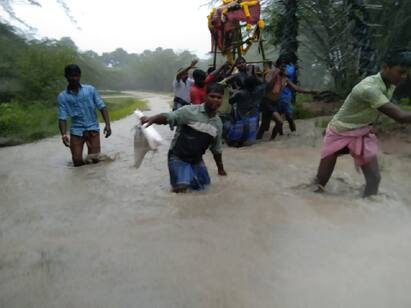 thiruvarur near crematorium road and bridge problem TNN திருவாரூர்: இறந்தவரின் உடலை கொட்டும் மழையில் விவசாய நிலத்தில் தூக்கிச் சென்ற அவலம்