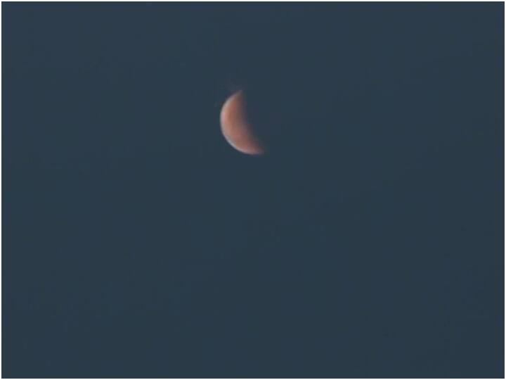 चंद्र ग्रहण तब होता है जब चंद्रमा पृथ्वी की छाया से होकर गुजरता है. यदि चंद्रमा केवल आंशिक रूप से छाया डालता है, तो वह आंशिक ग्रहण होता है. ग्रहण के सूतक काल में मंदिरों के कपाट भी बंद कर दिए जाते हैं और इस दौरान कोई भी धार्मिक अनुष्ठान नहीं किए जाते. ये तस्वीर उत्तर प्रदेश के वाराणसी की है. (Photo Source- ANI)