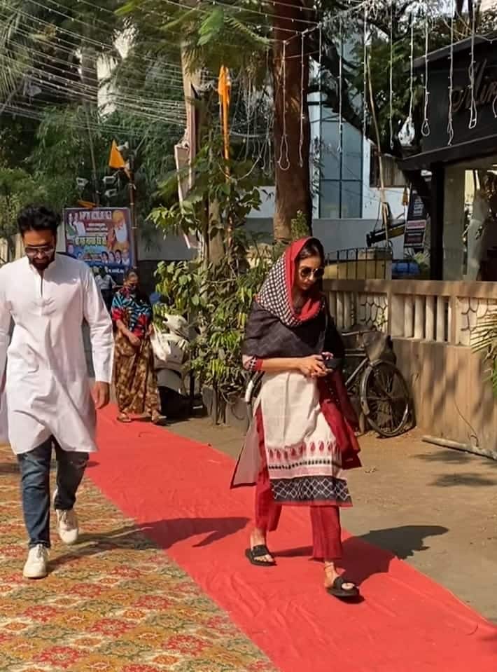 इस दौरान कपल ने पैपराजी के ज्यादा पोज नहीं दिए, लेकिन गुरुपर्व की बधाई जरूर दी.