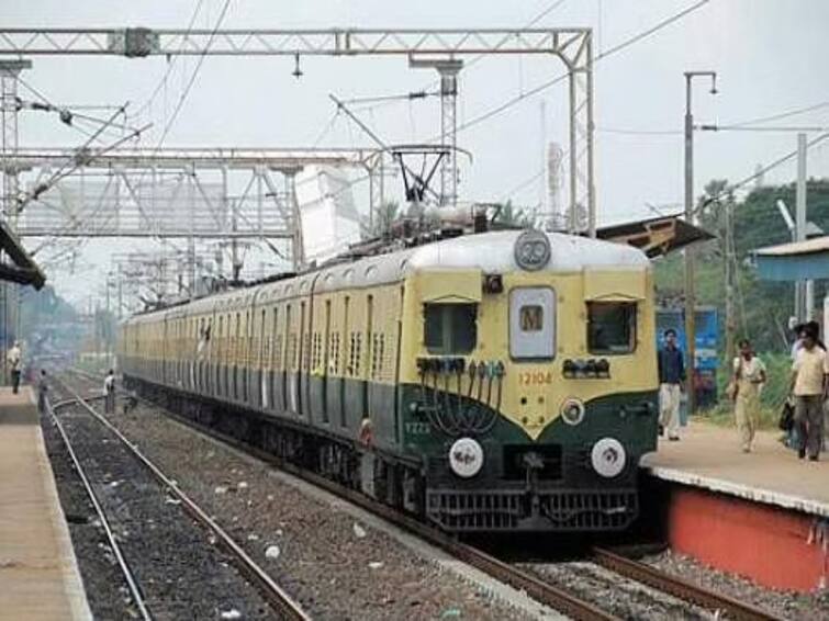 Electric train service between Chennai Tambaram and Beach has been stopped தாம்பரம் - கடற்கரை மார்க்கத்தில் ரயில் சேவை பாதிப்பு..! பயணிகள் அவதி!