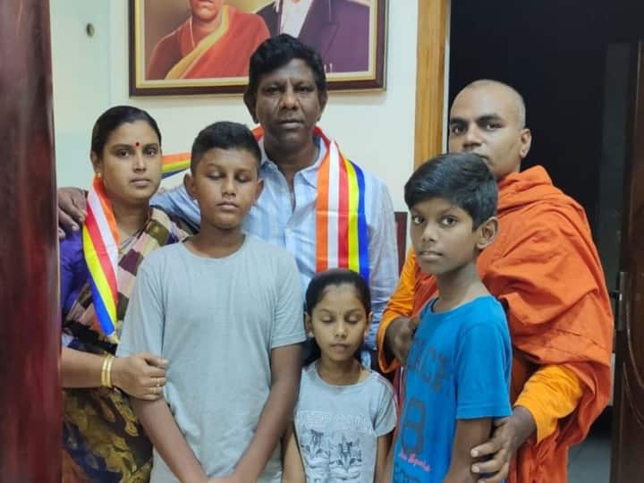 Actor Sai Dheena Converted to Buddhism Along with his family Actor Sai Dheena: குடும்பத்துடன் புத்த மதத்திற்கு மாறிய நடிகர் தீனா..! வைரலாகும் புகைப்படம்..