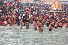 In Photos: કારતક પૂનમે ગંગામાં ભક્તોએ લગાવી આસ્થાની ડૂબકી, જુઓ તસવીરો