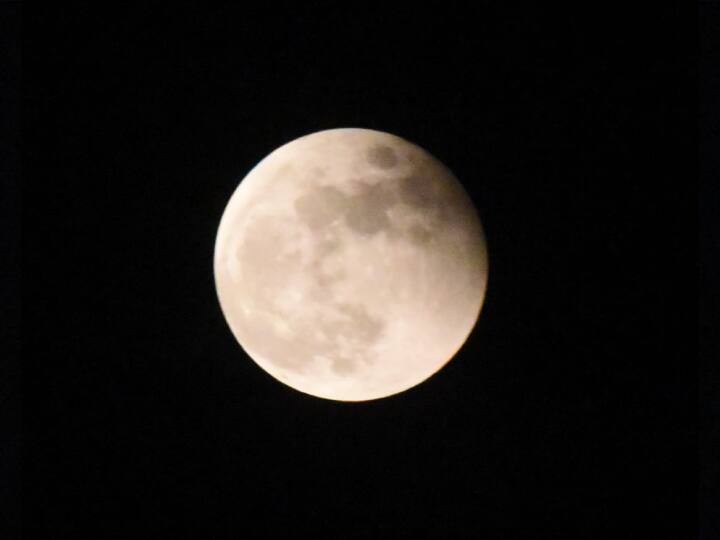 इस बार का चंद्रग्रहण पूर्ण चंद्र ग्रहण था. हालांकि भारत में यह अंतिम दौर में दिखा. सूतक सुबह 9:21 मिनट से ही शुरू हो गया था. इस तस्वीर में आज के चंद्र ग्रहण के दौरान हुए पूर्ण चांद को देखा जा सकता है.