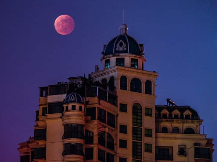 Lunar Eclipse 2022: Beaver Blood Moon lunar eclipse seen over Nanning City, Guangxi Province, China, on November 8, 2022 (Photo: Getty)