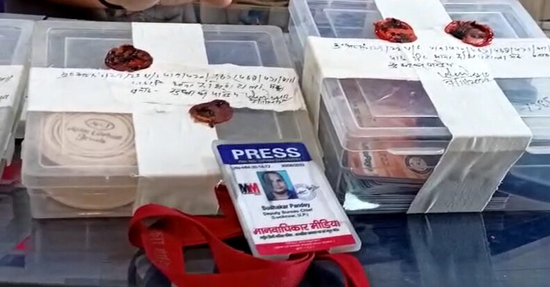Mau News: शातिर ATM हैकर को पुलिस ने दबोचा, फर्जी आईकार्ड दिखाकर जमाता था धौंस, 44 कार्ड बरामद