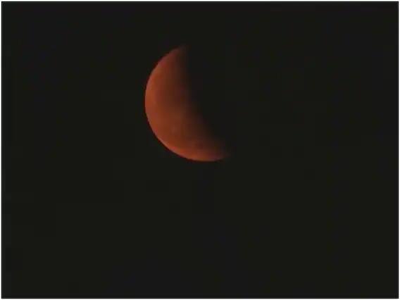 પટનામાં લોકોએ વર્ષનું છેલ્લું ચંદ્રગ્રહણ જોયું. એક છોકરીએ કહ્યું,