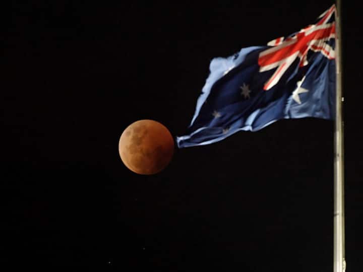 Beaver Blood Moon Lunar Eclipse 2022: Total lunar eclipse seen over the Australian Parliament House in Canberra, Australia, on November 8, 2022. (Photo: Getty)
