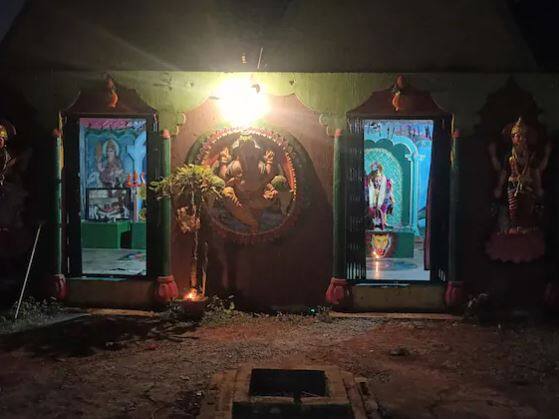 ਅਜਿਹਾ ਮੰਨਿਆ ਜਾਂਦਾ ਹੈ ਕਿ ਘਰਾਂ ਵਿੱਚ ਗੰਗਾਜਲ ਜਾਂ ਕਿਸੇ ਪਵਿੱਤਰ ਨਦੀ ਦਾ ਪਾਣੀ ਛਿੜਕਣ ਨਾਲ ਗ੍ਰਹਿਣ ਤੋਂ ਨਕਾਰਾਤਮਕਤਾ ਅਤੇ ਇਸ ਦੇ ਮਾੜੇ ਪ੍ਰਭਾਵ ਖਤਮ ਹੋ ਜਾਂਦੇ ਹਨ। ਆਪਣੇ ਆਪ ਨੂੰ ਇਸ਼ਨਾਨ ਕਰਨ ਤੋਂ ਬਾਅਦ ਦੇਵੀ ਦੇਵਤਿਆਂ ਨੂੰ ਇਸ਼ਨਾਨ ਕਰਾਓ , ਇਸ ਤੋਂ ਬਾਅਦ ਭੋਜਨ ਜਾਂ ਖਾਣ ਪੀਣ ਦੀਆਂ ਚੀਜਾਂ  'ਤੇ ਗੰਗਾ ਜਲ ਛਿੜਕ ਦਿਓ।