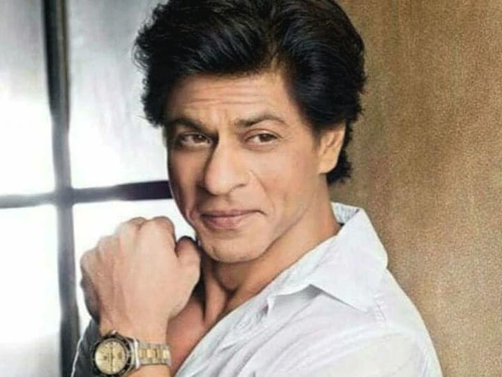 ਲੁੱਕ ਨਾਲ ਕਿੰਗ ਖ਼ਾਨ ਨੇ ਆਈਵੇਨ ਬ੍ਰੈਂਡ ਦੇ ਸਨਗਲਾਸਿਸ ਕੈਰੀ ਕੀਤੇ ਸਨ, ਜੋ 45,090 ਰੁਪਏ ਦਾ ਹੈ। ਕਿੰਗ ਖ਼ਾਨ ਦੇ ਇਸ ਲੁੱਕ ’ਚ ਸਭ ਤੋਂ ਮਹਿੰਗੀ ਚੀਜ਼ ਉਨ੍ਹਾਂ ਦੀ ਰੋਲੈਕਸ ਘੜੀ ਸੀ, ਇਸ ਰਾਇਲ ਘੜੀ ਦੀ ਕੀਮਤ 74,18,000 ਰੁਪਏ ਦੇ ਕਰੀਬ ਹੈ।