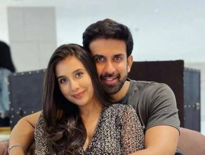 चारु असोपा अब राजीव सेन से तलाक लेने का मन बना चुकी हैं. उन्होंने बीते दिनों खुलासा किया था कि, वह बस एक नई जिंदगी की शुरुआत करना चाहती हैं. उन्हें एलिमनी नहीं चाहिए. एक्ट्रेस ने ईटाइम्स को दिए इंटरव्यू में राजीव पर मेंटल अब्यूज का आरोप लगाया था. दरअसल, राजीव सेन ने चारु को मानसिक रूप से बीमार कहा था. राजीव ने उन्हें ड्रामेबाज भी कहा था, जिसके बाद चारु ने मीडिया में कहा था कि, वह झूठ फैला रहे हैं. इसकी वजह से चारु को सोशल मीडिया पर आलोचनाओं का सामना करना पड़ा था.