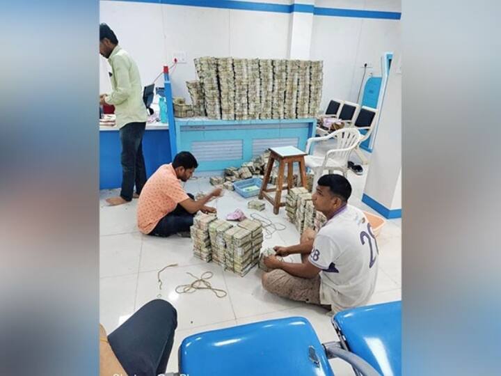 Agra Income Tax Raid: सोफ्यात, गादीमध्ये, घरात चोहिकडे नोटांची बंडलं; आतापर्यंत 50 कोटी मोजले अन् अधिकारी थकले Agra Income Tax Raid on shoe traders amount crossed 40 crores officers tired of counting notes Agra Income Tax Raid: सोफ्यात, गादीमध्ये, घरात चोहिकडे नोटांची बंडलं; आतापर्यंत 50 कोटी मोजले अन् अधिकारी थकले