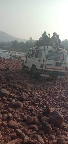 In Photo : महाराष्ट्र-गुजरात राज्य एकत्र आलं, गावकऱ्यांनी हातात फावडं घेतलं अन् रस्ता झाला...