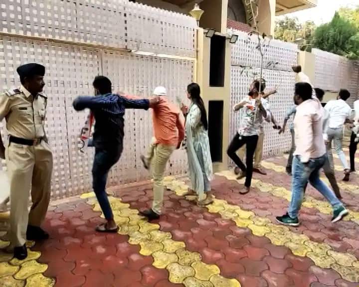 maharashtra News Aurangabad News A case has been filed against the NCP activists who attacked the house of Abdul Sattar in Aurangabad Aurangabad: अब्दुल सत्तारांच्या औरंगाबादेतील घरावर हल्ला करणाऱ्या राष्ट्रवादीच्या कार्यकर्त्यांवर गुन्हे दाखल