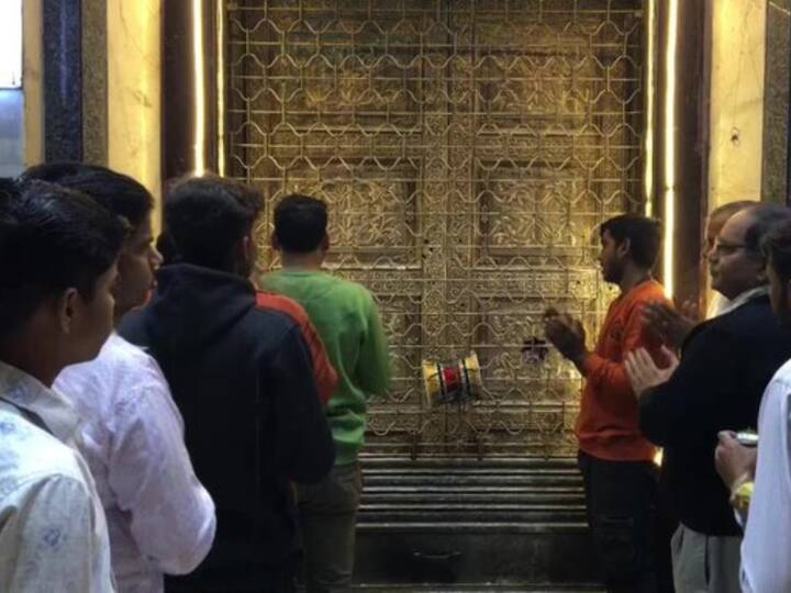 Doors were shut of a temple in Kanpur due to which devotees chose to worship the lord from outside the temples.(Image Source: Twitter | @ANINewsUP)