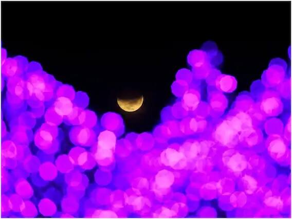 ખગોળશાસ્ત્રીઓના મતે જ્યારે પૃથ્વી સૂર્ય અને ચંદ્રની વચ્ચે આવે છે ત્યારે ચંદ્રગ્રહણ થાય છે. આ ફોટો વેનેઝુએલાના કારાકાસનો છે.