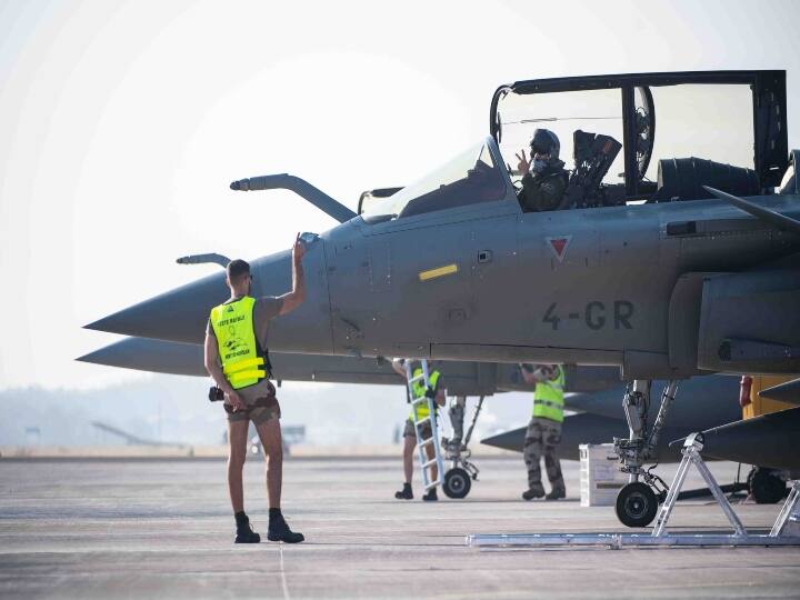 भारत और फ्रांस के बीच द्विपक्षीय अभ्यास मंगलवार को जोधपुर में किया गया, जिसमें फ्रांसीसी वायु प्रमुख जनरल स्टीफन मिल ने 'गरुड़', भारतीय रूसी मूल के IAF Su-30MKI लड़ाकू विमान में उड़ान भरी.