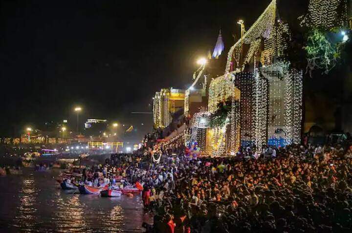 વારાણસીમાં ગંગાના કિનારે 84 ઘાટ પર 10 લાખ દીવા પ્રગટાવવામાં આવ્યા હતા. જનભાગીદારીથી લોકોએ શહેરમાં લગભગ 11 લાખ દીવા પ્રગટાવ્યા.