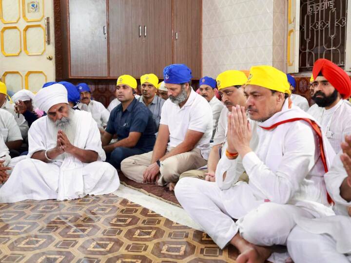 He was also present during the recitation of Asa Di Var (A hymn written by Guru Gobind Singh, the founder of Sikhism) took place. (Image Source: Twitter | @RahulGandhi)