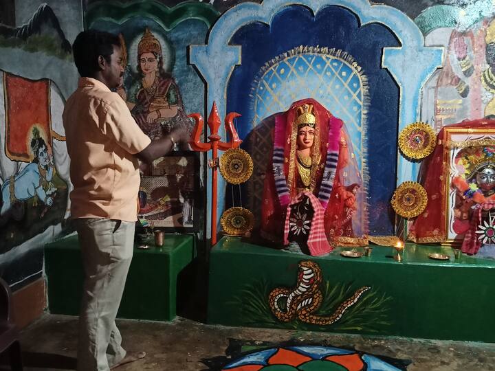 मंदिर के पुजारी मंदिर परिसर को पानी से धोकर शुद्धीकरण कर रहे हैं. ऐसा माना जाता है कि चंद्र ग्रहण में ग्रहण का असर होता है, इसलिए मंदिरों के साथ-साथ लोग अपने घरों को भी पानी से धोकर शुद्धिकरण करते हैं. इससे ग्रहण का असर कम हो जाता है.