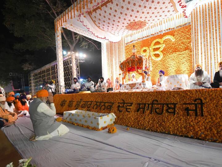 पीएम मोदी ने सोमवार 7 नवंबर को सिख गुरु नानक देव की 553वीं जयंती के उपलक्ष्य में आयोजित एक समारोह में हिस्सा भी लिया. ये कार्यक्रम राष्ट्रीय अल्पसंख्यक आयोग के अध्यक्ष इकबाल सिंह लालपुरा के आवास पर हुआ था. पीएम अक्सर सिख गुरुओं से संबंधित कार्यक्रमों में शामिल होते हैं और गुरुद्वारे में मत्था टेकने भी जाते हैं.