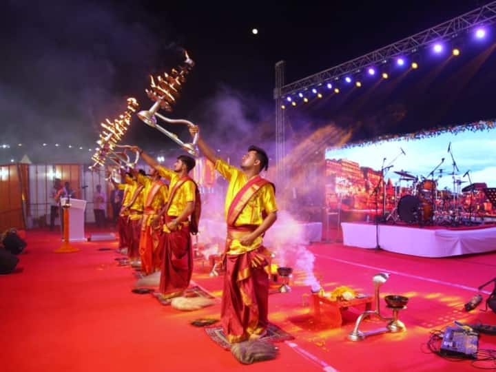 गंगा सेवा निधि की ओर से दशाश्वमेध घाट पर अमर शहीद ज्योति की अनुकृति तैयार कर देव दीपावली शहीद अमर जवानों को समर्पित की गई.