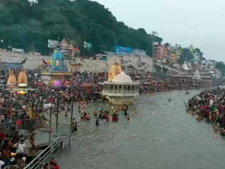 उत्तराखंड के हरिद्वार में कार्तिक पूर्णिमा के अवसर पर श्रद्धालुओं ने गंगा नदी में पावन स्नान किया. बता दें सनातन धर्म में कार्तिक पूर्णिमा का विशेष महत्व माना जाता है.