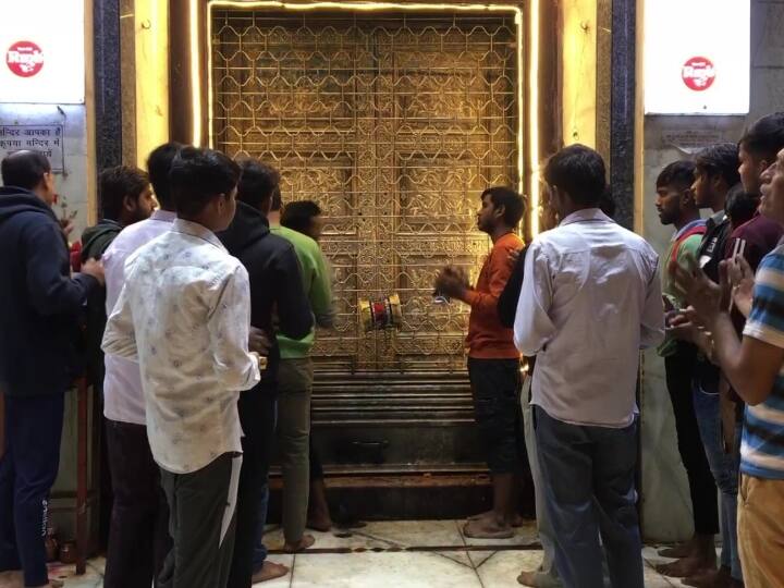 Chandra Grahan Lunar Eclipse 2022 Time Varanasi Mathura Ayodhya Haridwar Rishikesh Kashi Vishwanath Banke Bihari Temple Doors Closed Chandra Grahan 2022: यूपी में अयोध्या, काशी, मथुरा समेत इन शहरों में बंद रहेंगे मंदिर के कपाट, जानें फिर कब होंगे भगवान के दर्शन